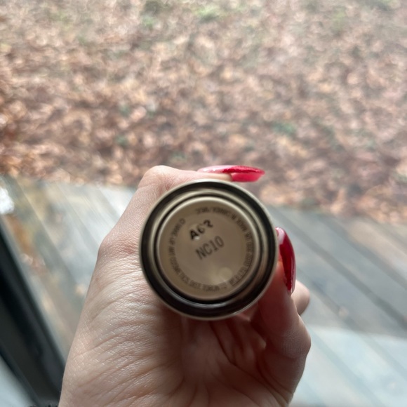 Mac Studio fix fluid foundation (NC10) - Picture 3 of 3